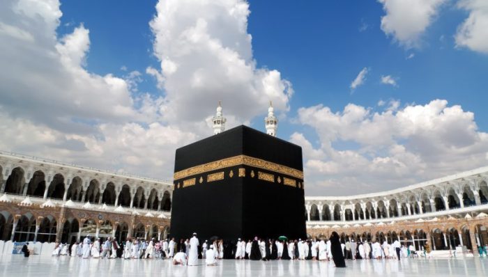 Kaaba-Courtyard-833x474