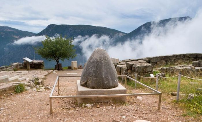Sacred-Omphalos-Stone-delphi