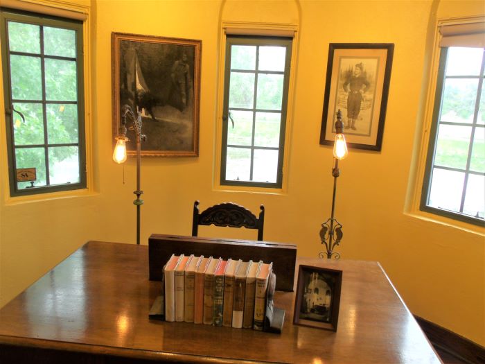 resized 3rd floor where Curwood did his writing. the Shiabassee River is right behind him 060221