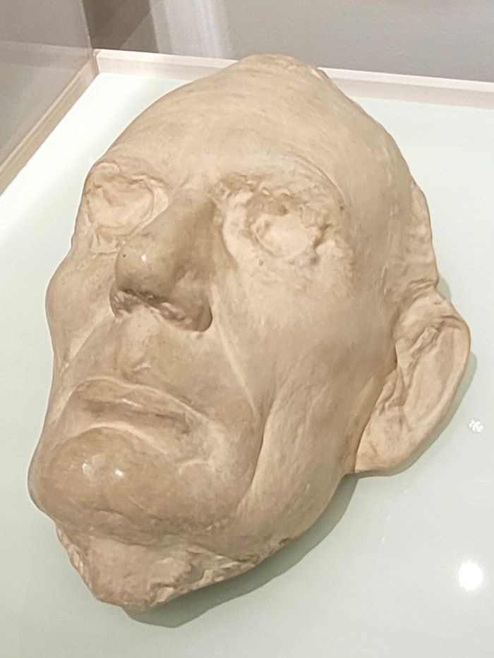 resized curiosities 11 mold of abe lincolns head 2 20231116_132034